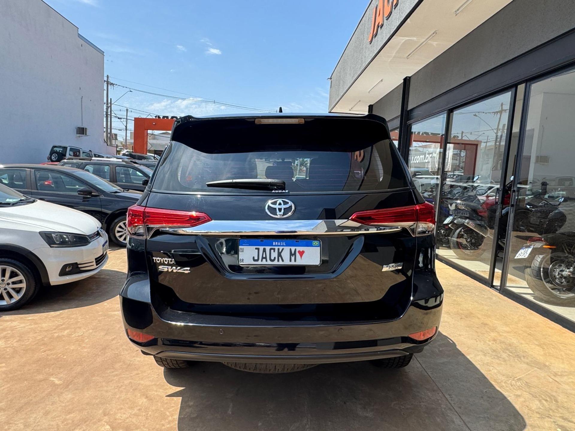 TOYOTA Hilux SW4 - Foto