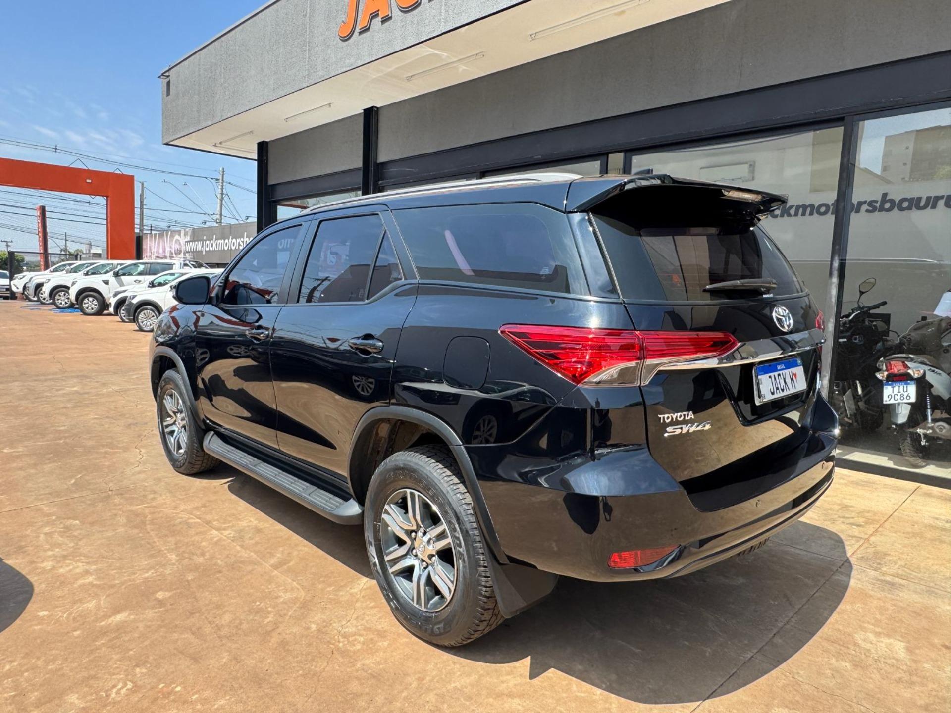 TOYOTA Hilux SW4 - Foto