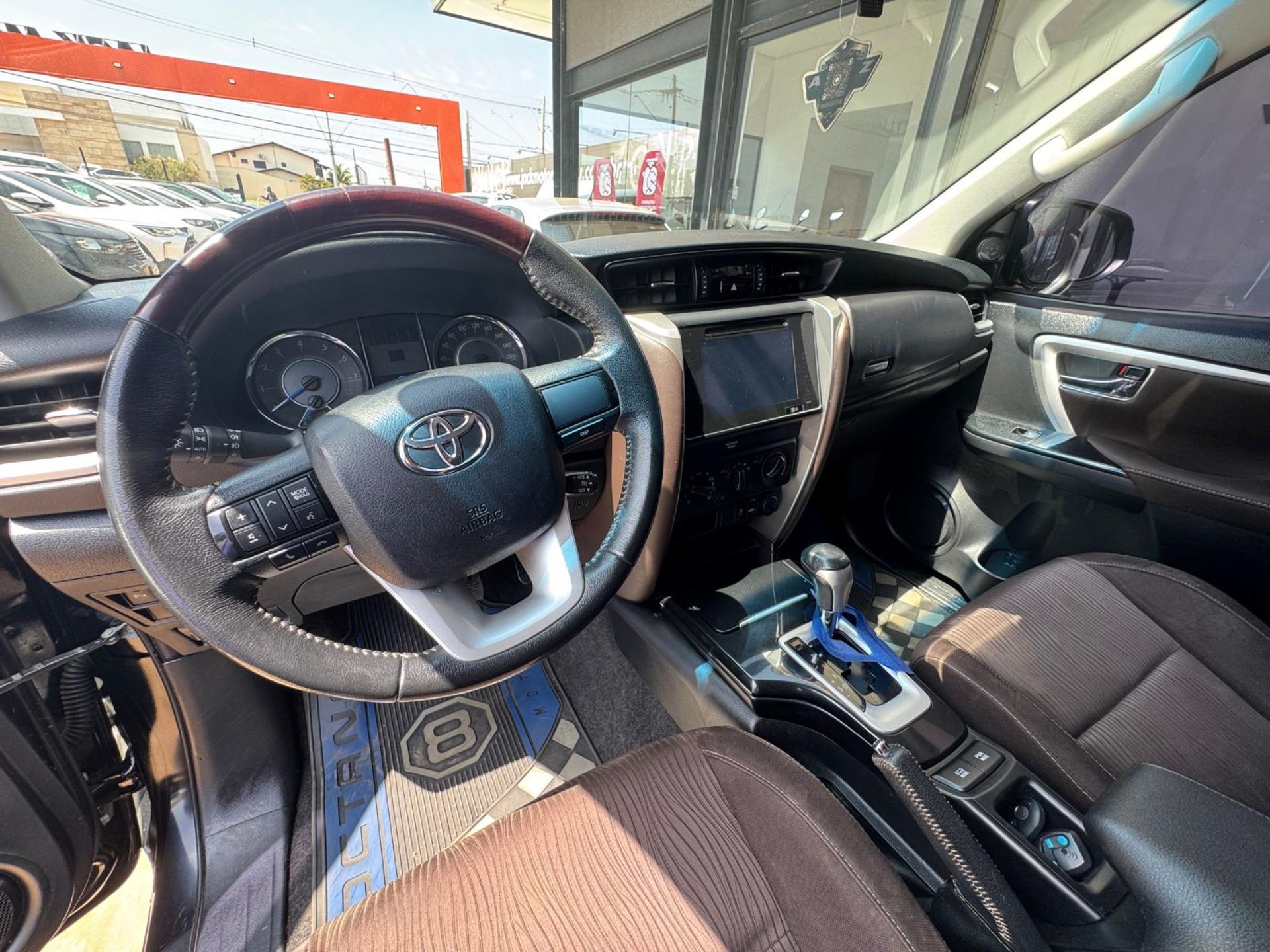 TOYOTA Hilux SW4 - Foto