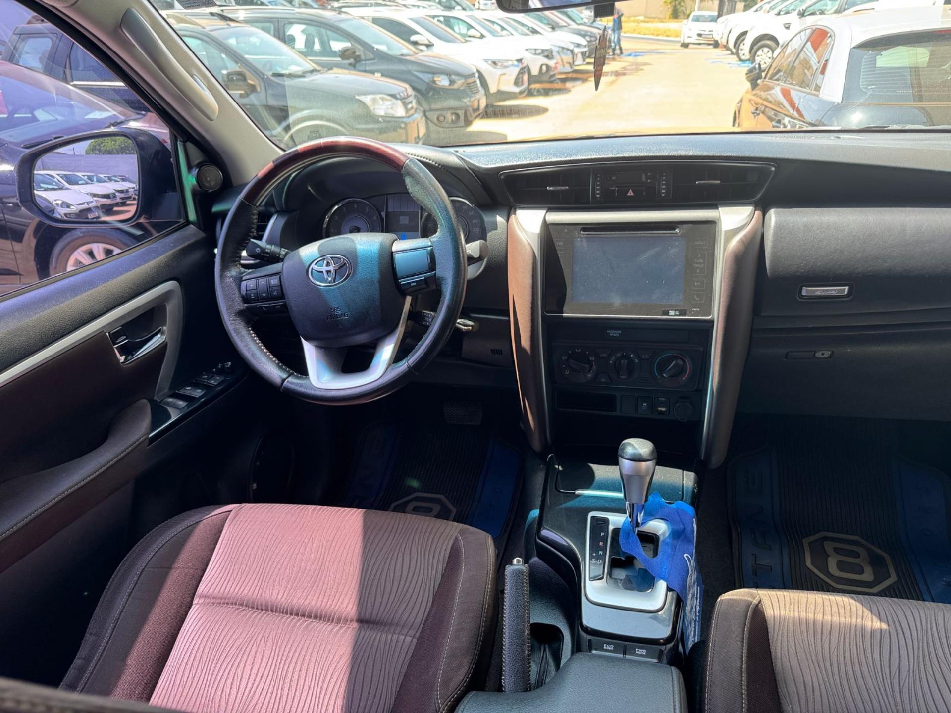 TOYOTA Hilux SW4 - Foto