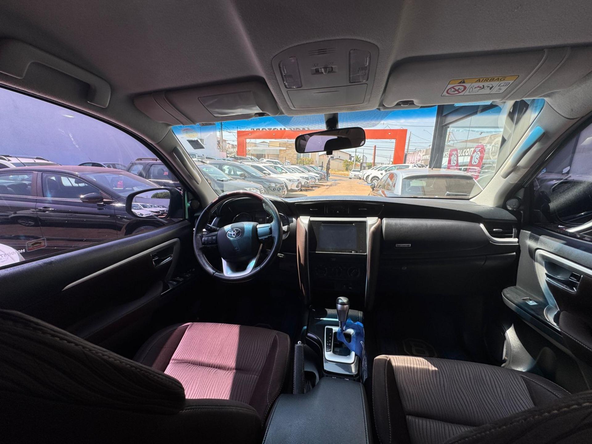 TOYOTA Hilux SW4 - Foto