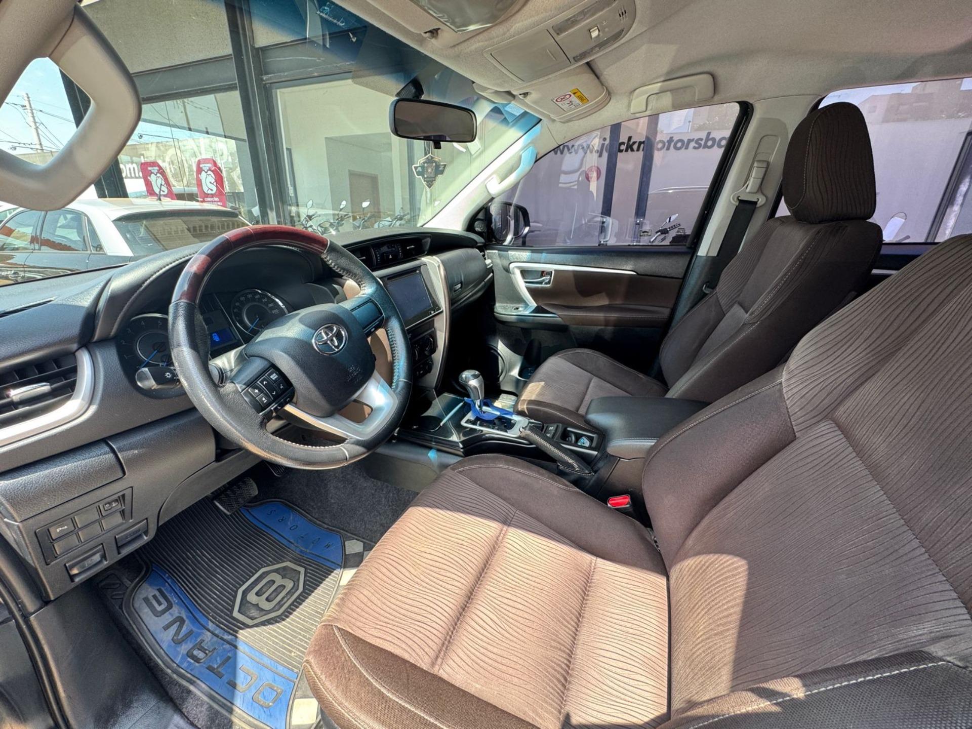 TOYOTA Hilux SW4 - Foto