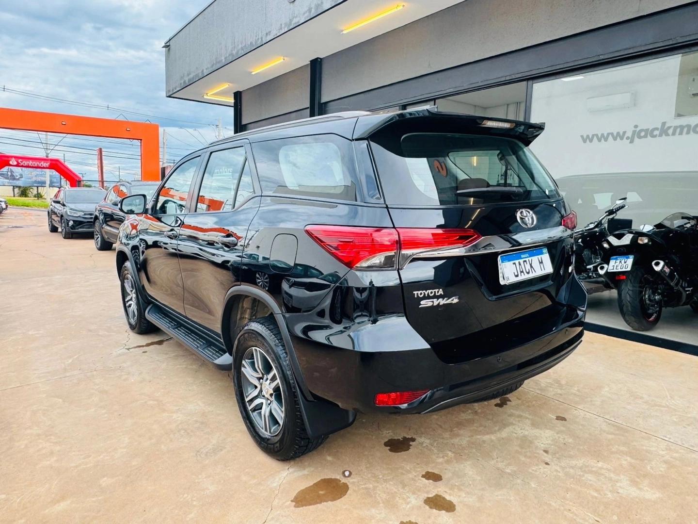 TOYOTA Hilux SW4 - Foto