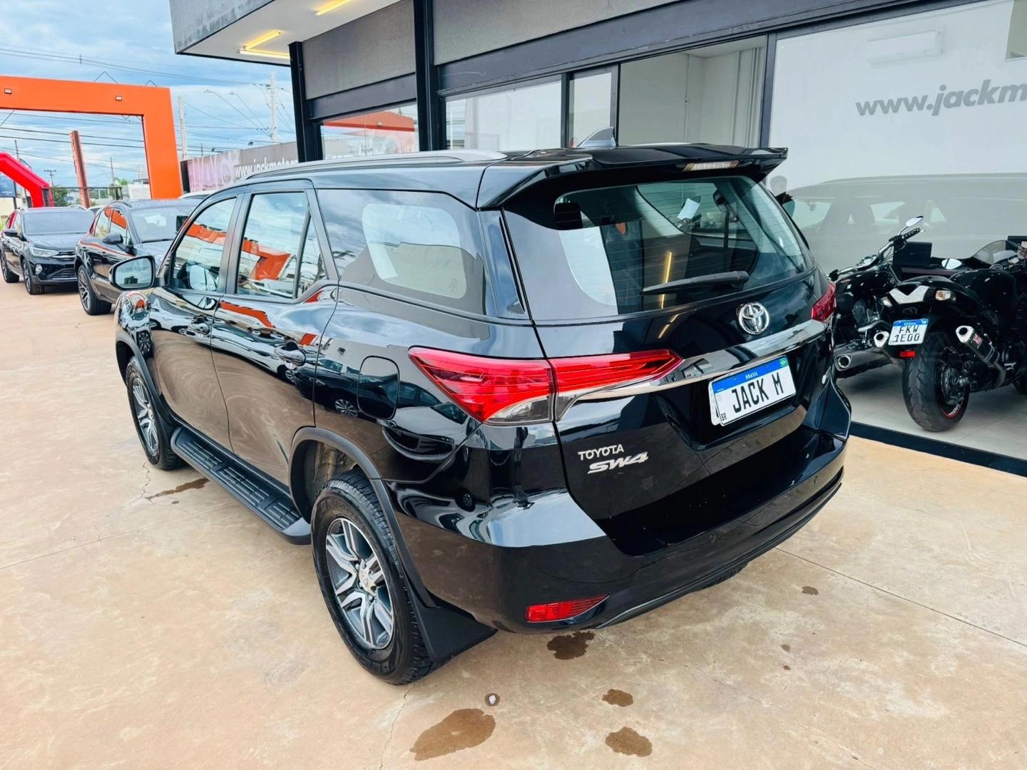 TOYOTA Hilux SW4 - Foto