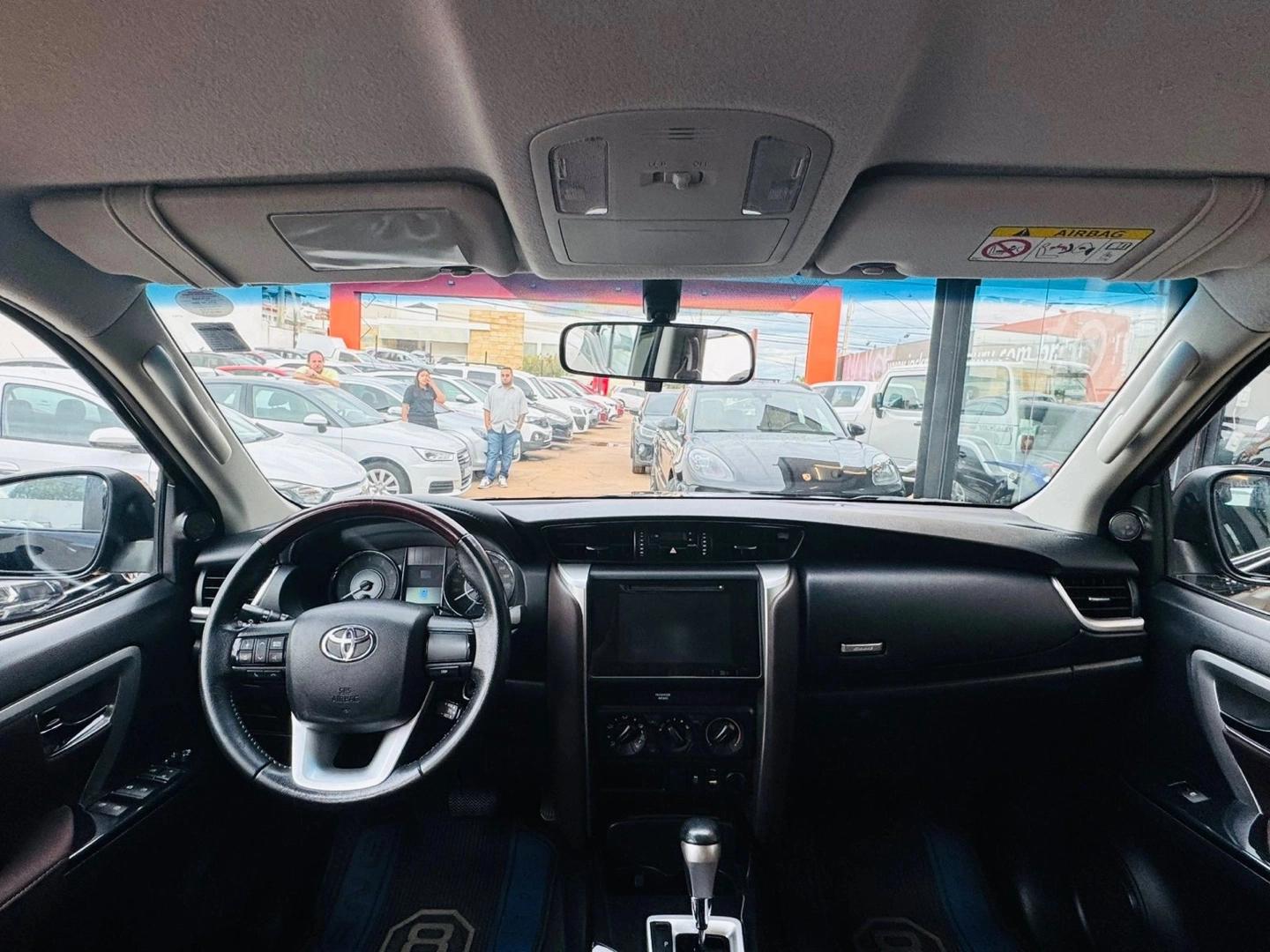 TOYOTA Hilux SW4 - Foto