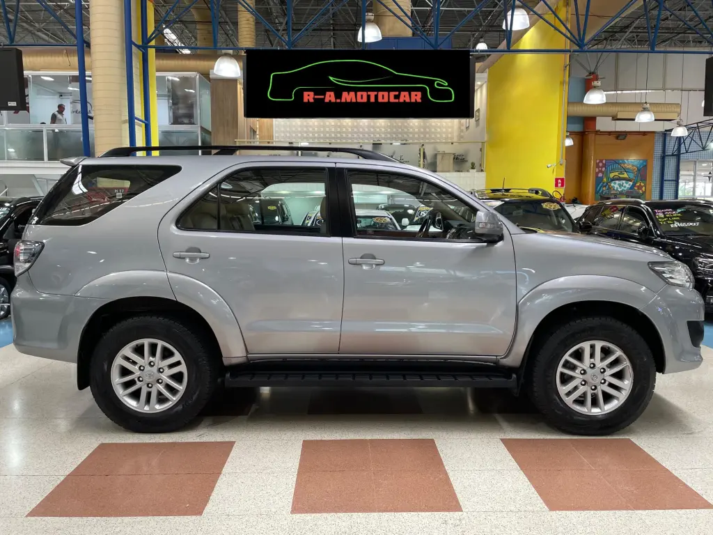 TOYOTA Hilux SW4 - Foto