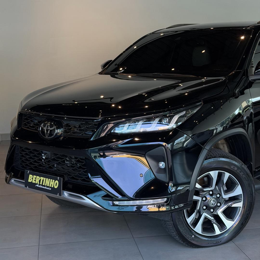 TOYOTA Hilux SW4 - Foto