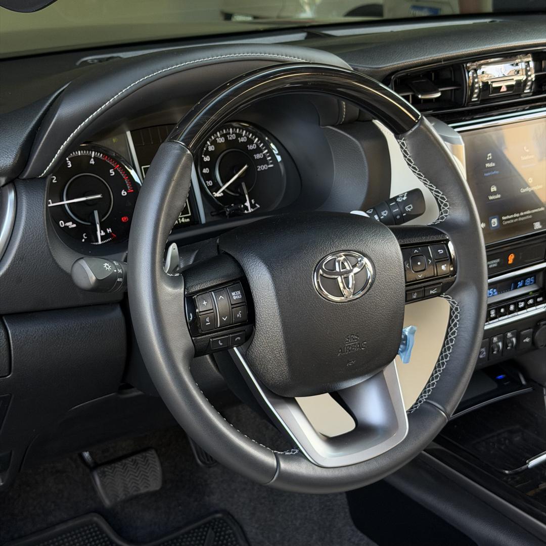 TOYOTA Hilux SW4 - Foto