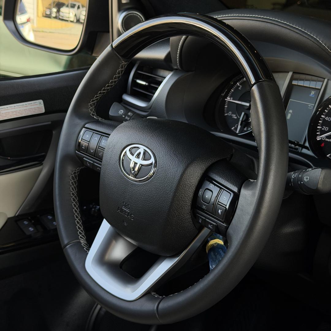 TOYOTA Hilux SW4 - Foto