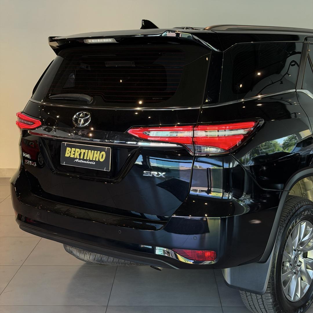 TOYOTA Hilux SW4 - Foto