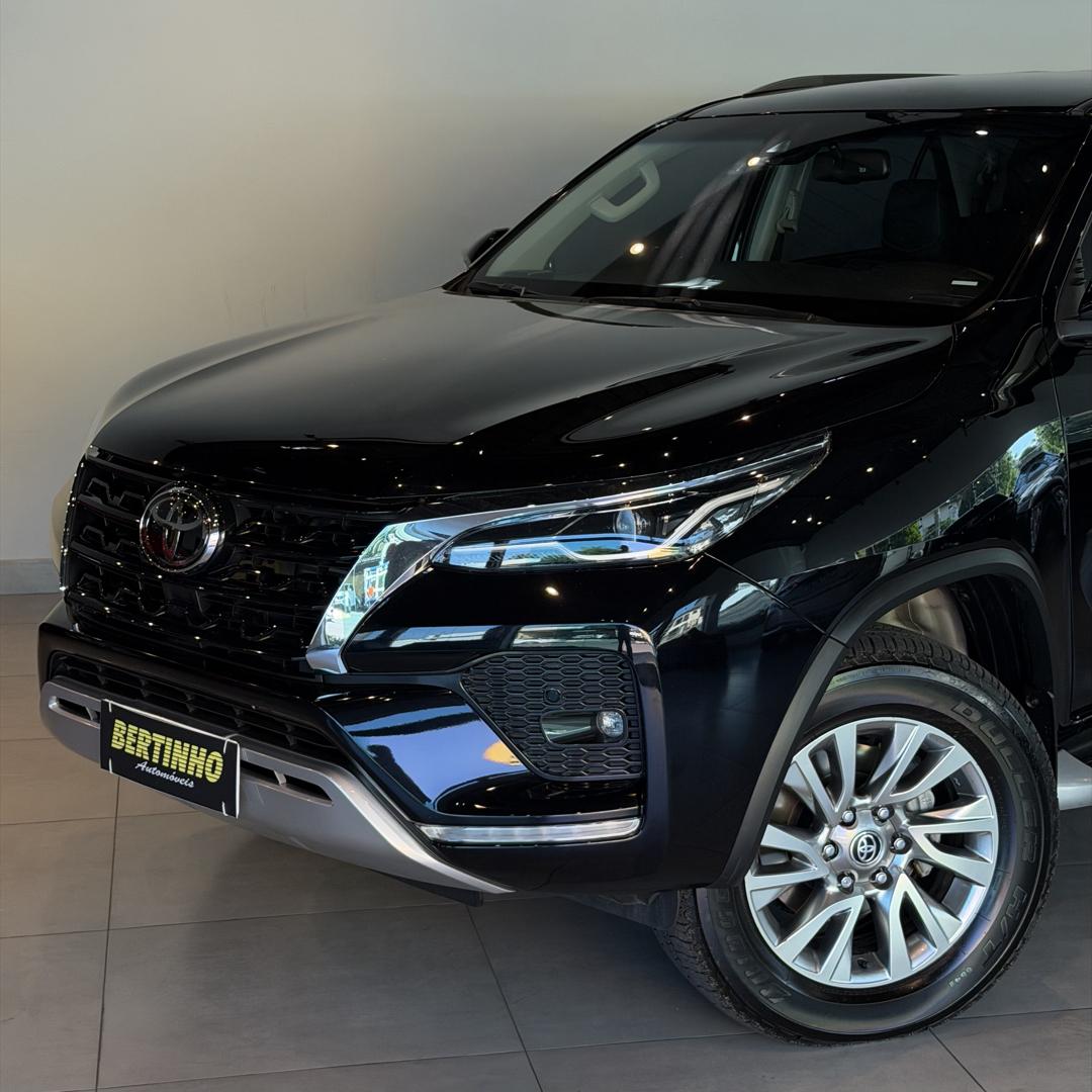 TOYOTA Hilux SW4 - Foto