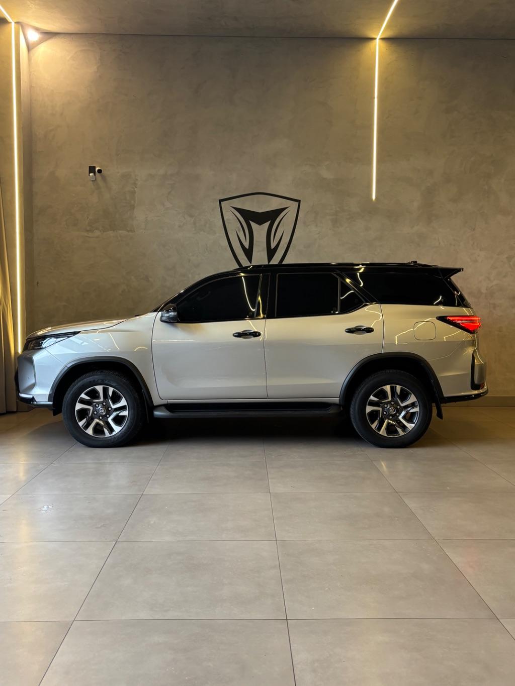TOYOTA Hilux SW4 - Foto