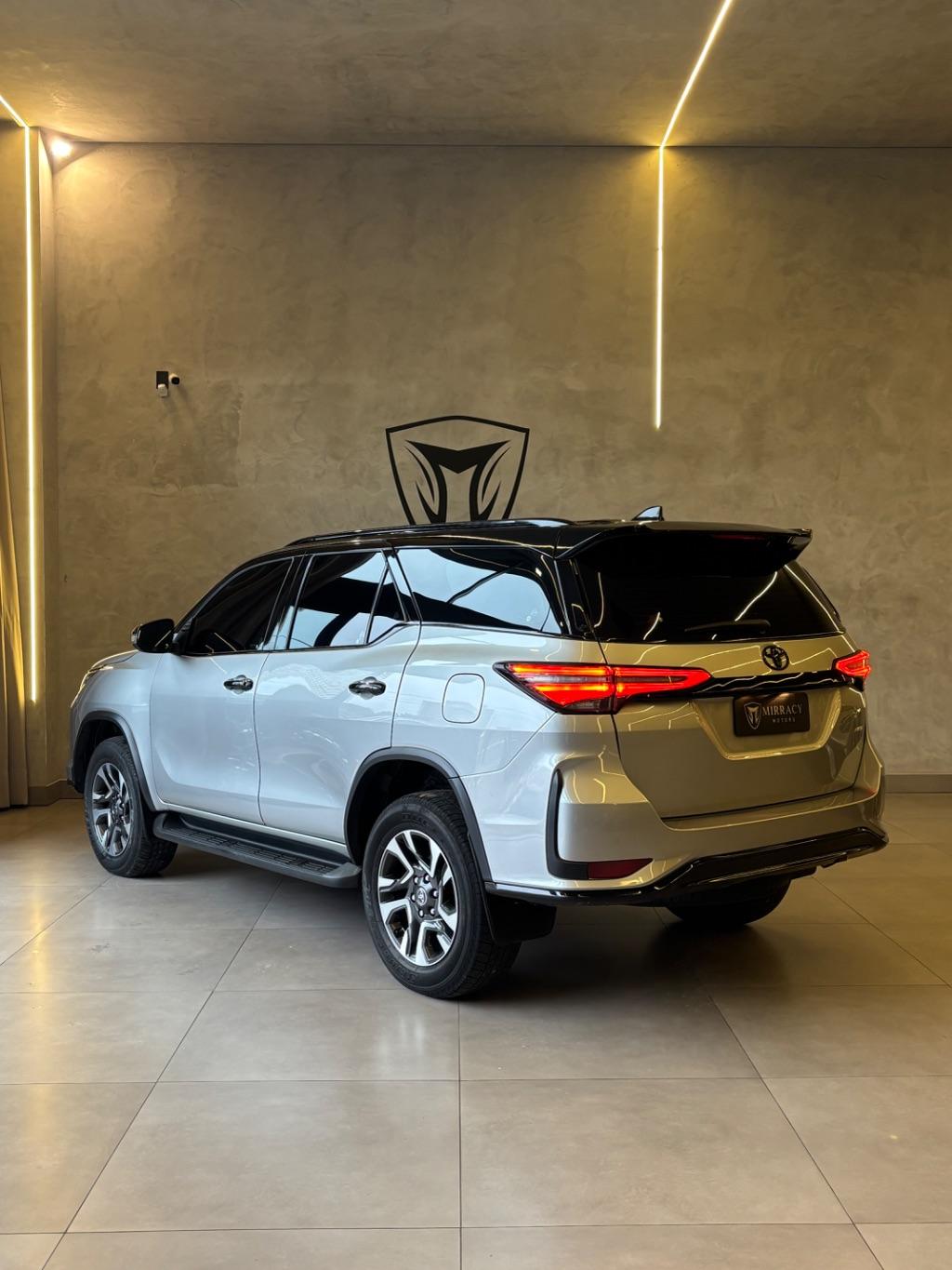 TOYOTA Hilux SW4 - Foto