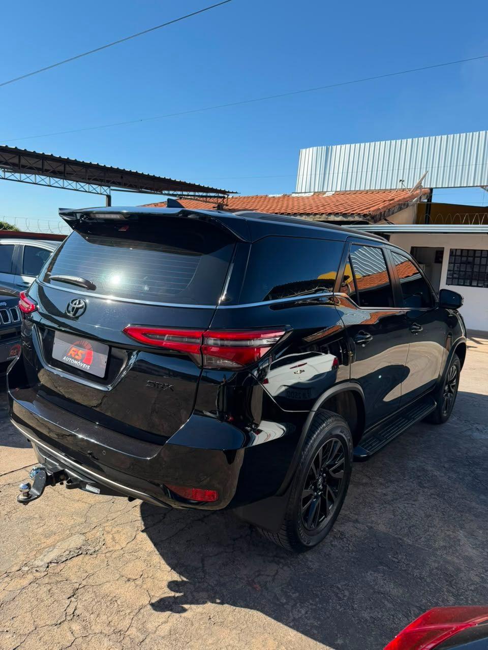 TOYOTA Hilux SW4 - Foto