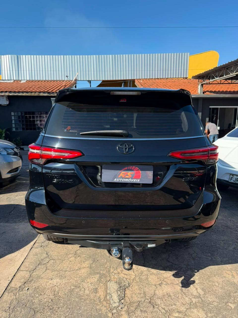 TOYOTA Hilux SW4 - Foto