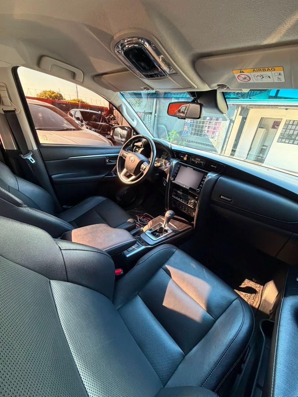 TOYOTA Hilux SW4 - Foto