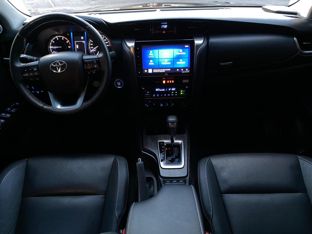 TOYOTA Hilux SW4 - Foto