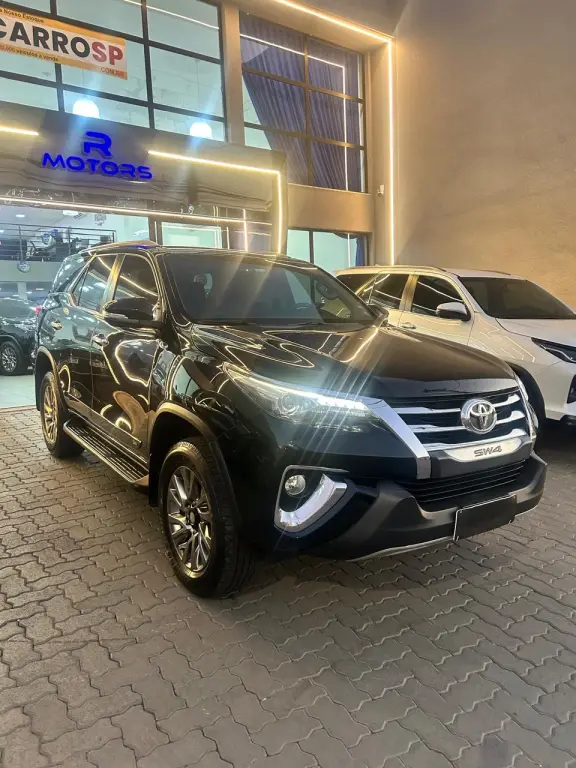 TOYOTA Hilux SW4 - Foto