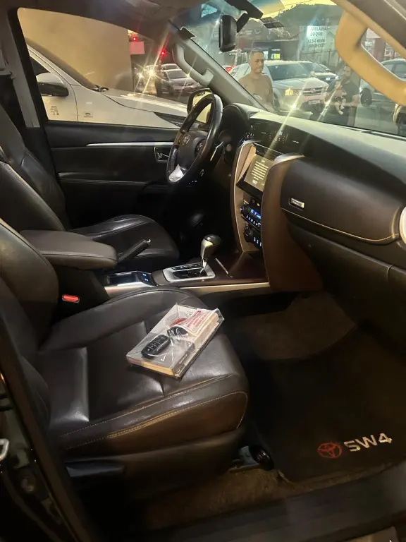 TOYOTA Hilux SW4 - Foto