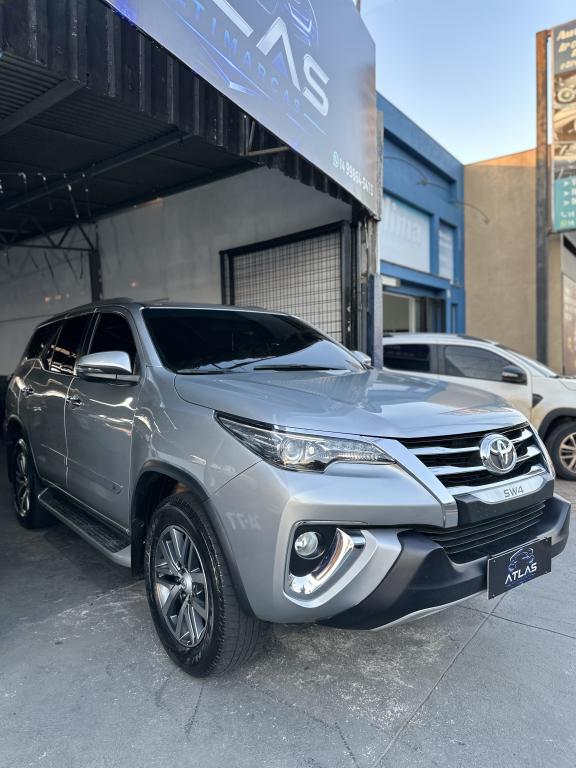 TOYOTA Hilux SW4 - Foto