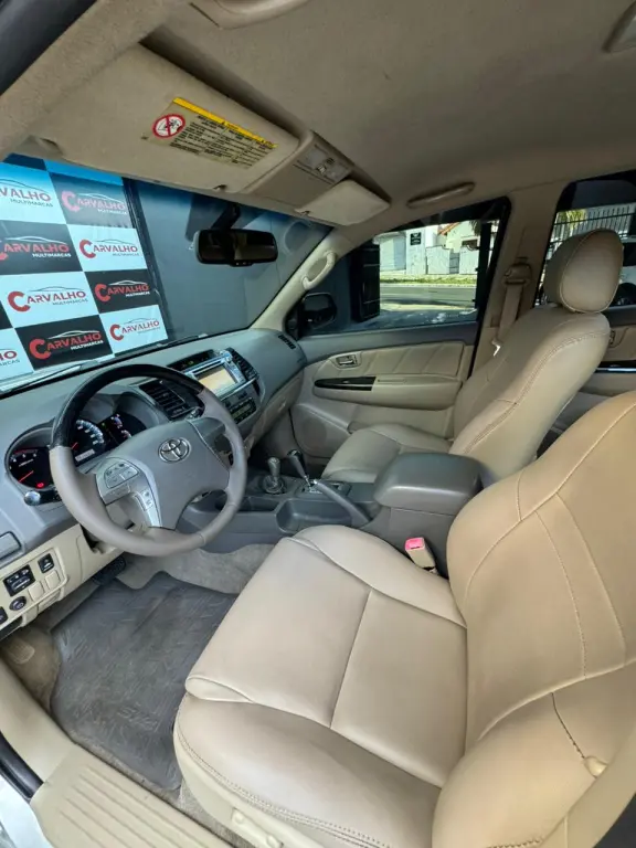 TOYOTA Hilux SW4 - Foto