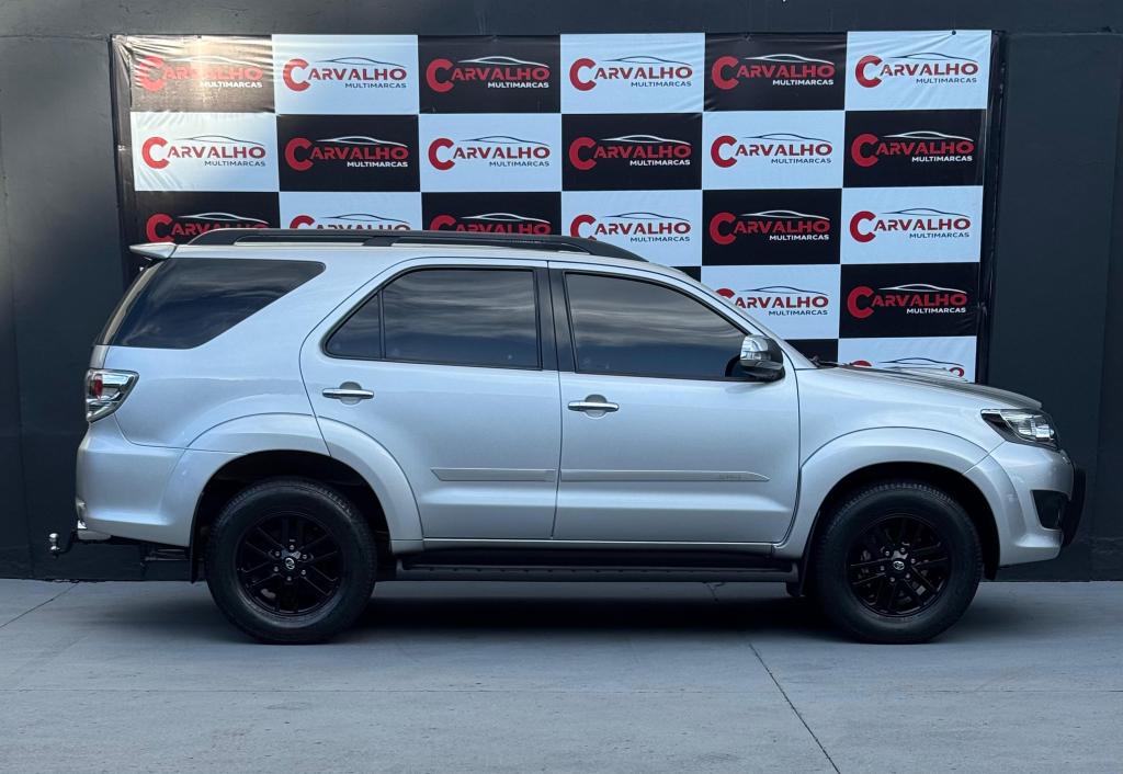 TOYOTA Hilux SW4 - Foto