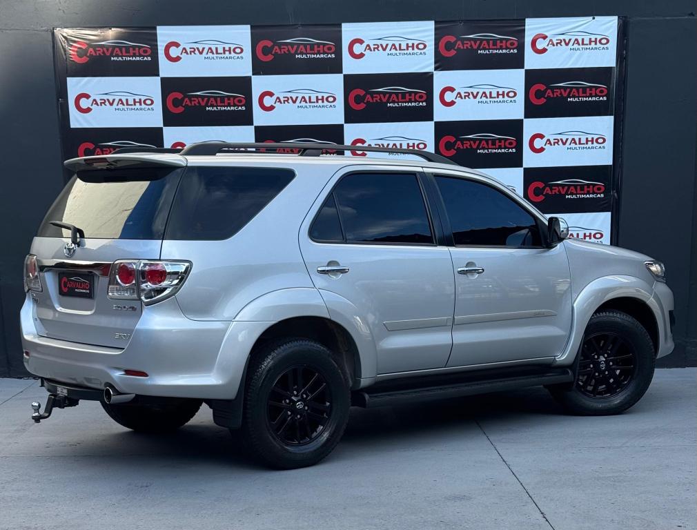 TOYOTA Hilux SW4 - Foto