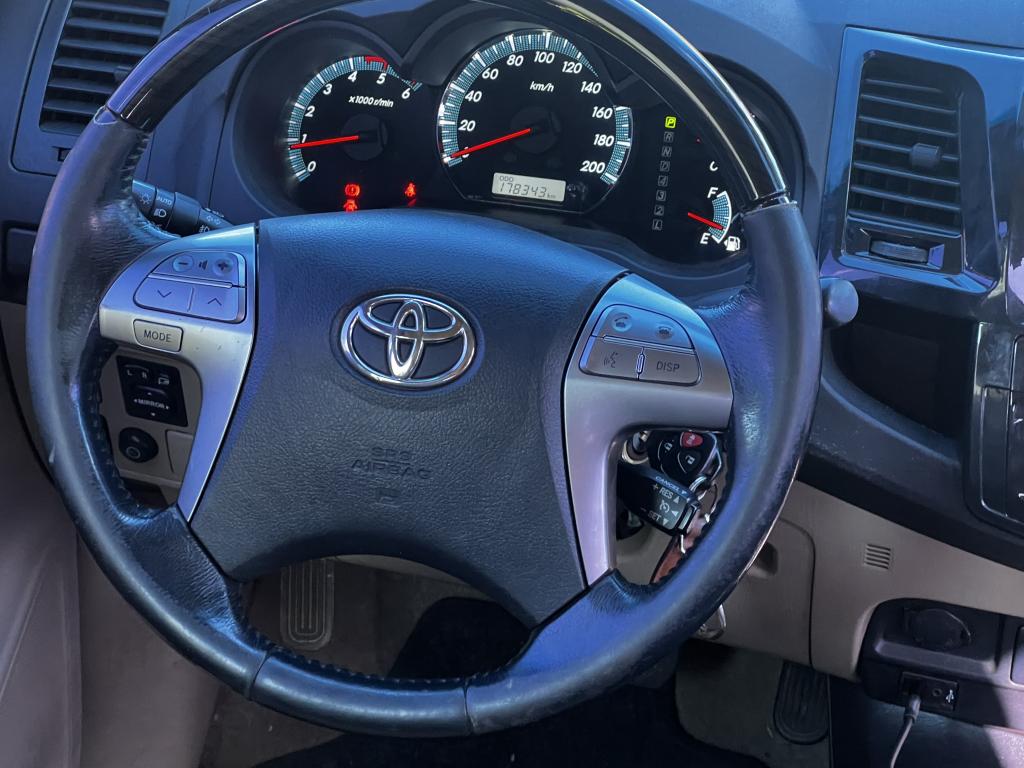 TOYOTA Hilux SW4 - Foto