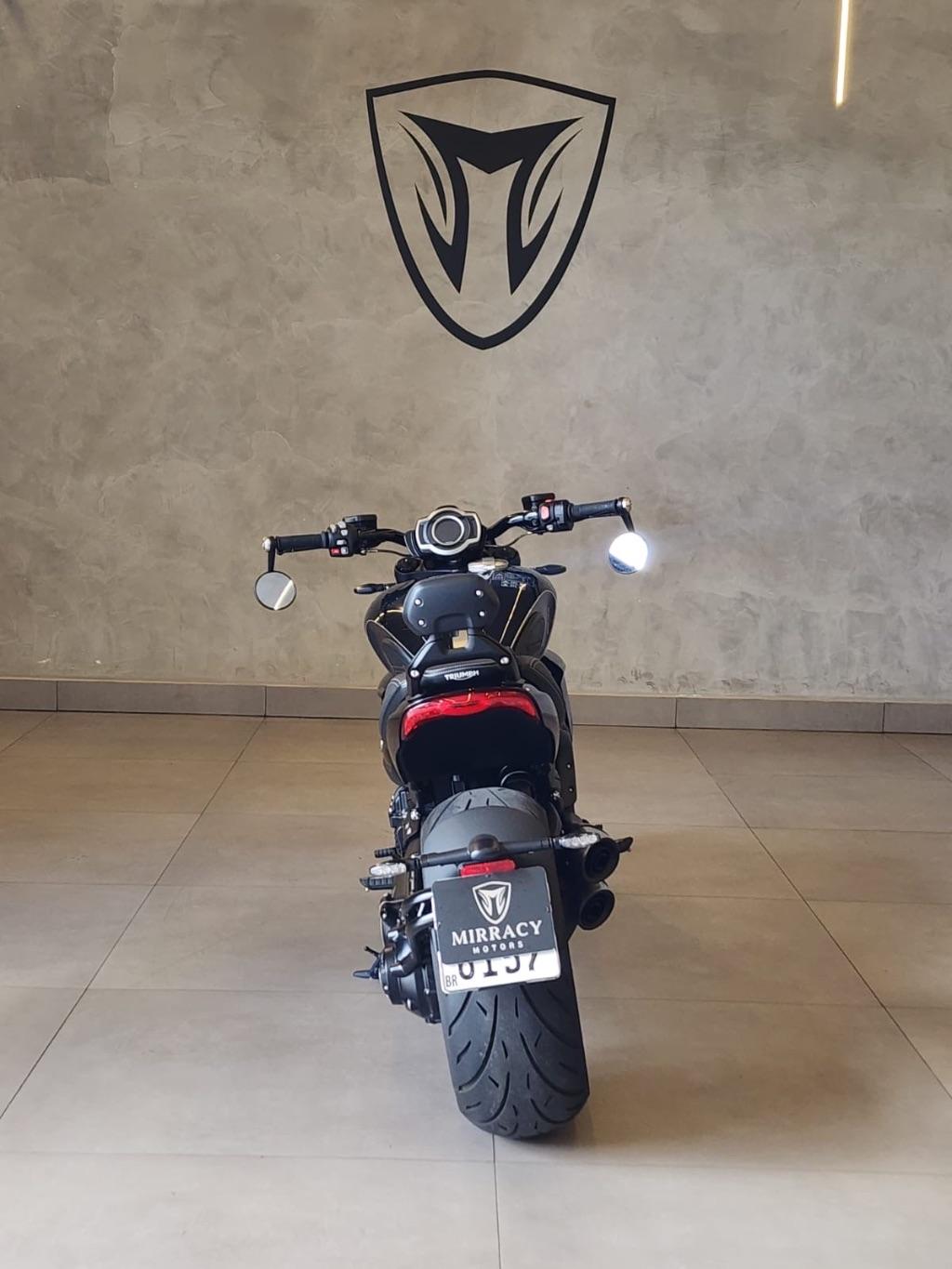 TRIUMPH Rocket III 2500 - Foto