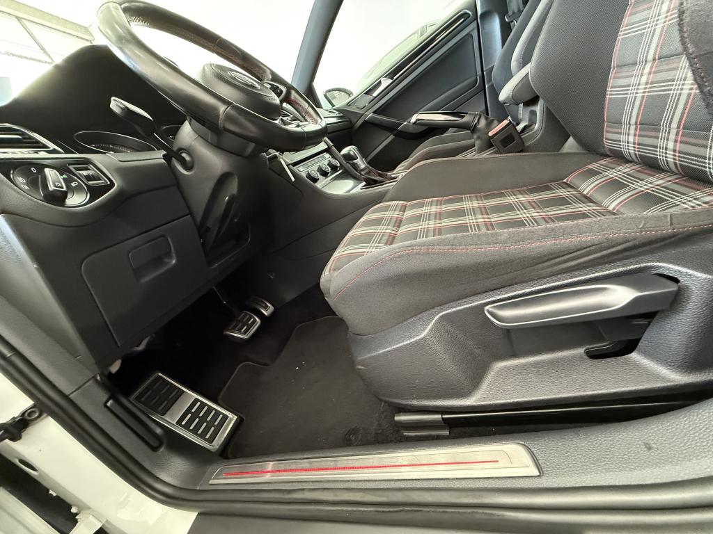 VOLKSWAGEN Golf - Foto