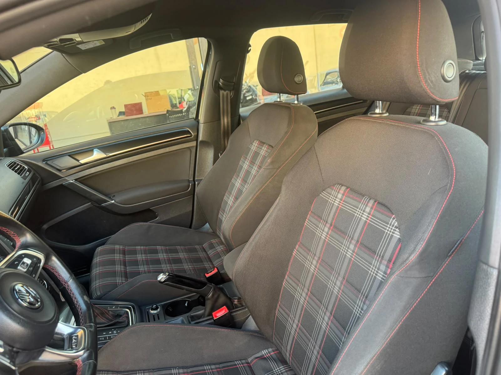 VOLKSWAGEN Golf - Foto