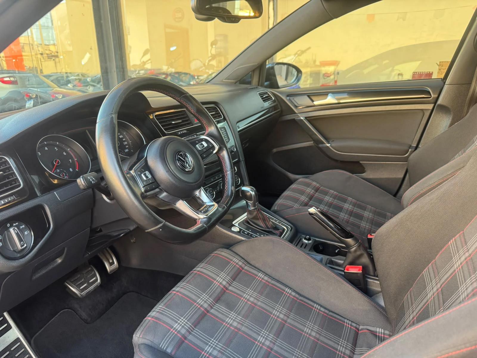 VOLKSWAGEN Golf - Foto