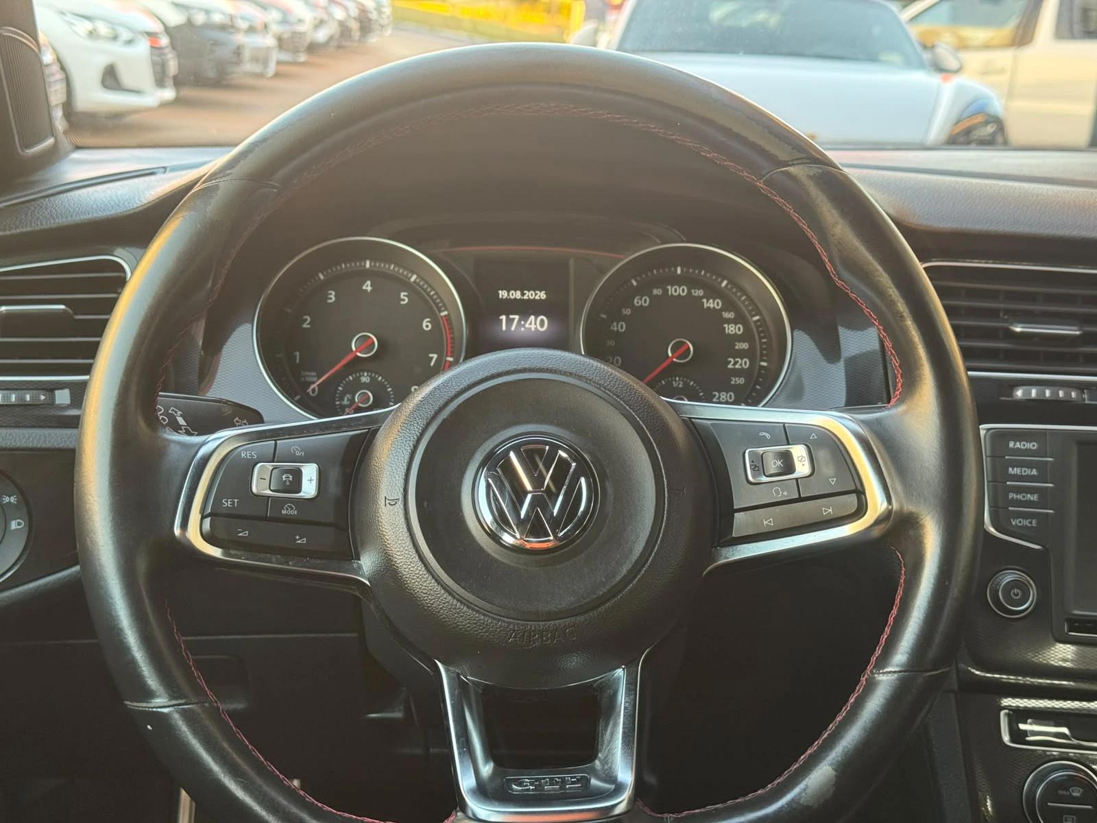 VOLKSWAGEN Golf - Foto
