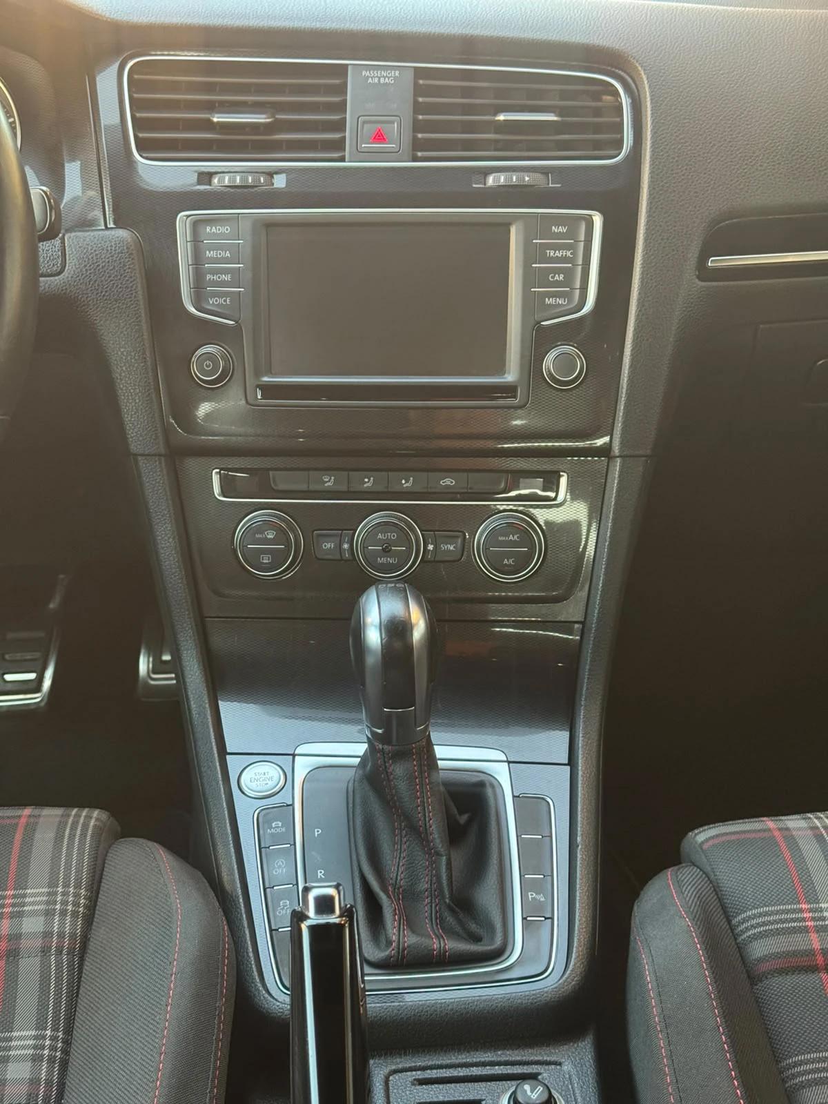 VOLKSWAGEN Golf - Foto