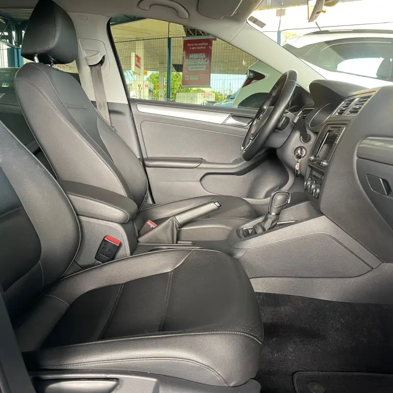 VOLKSWAGEN Jetta - Foto