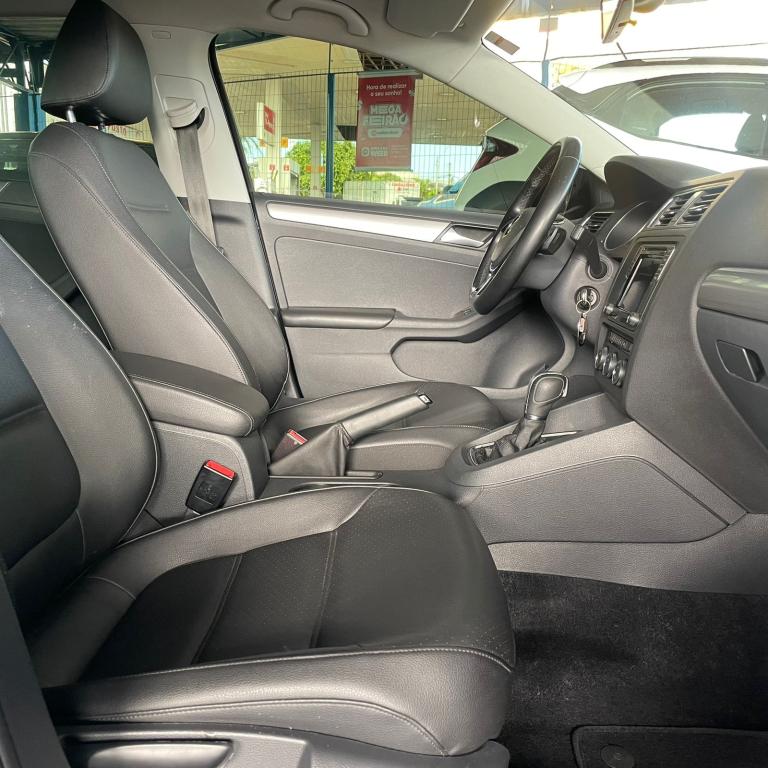 VOLKSWAGEN Jetta - Foto