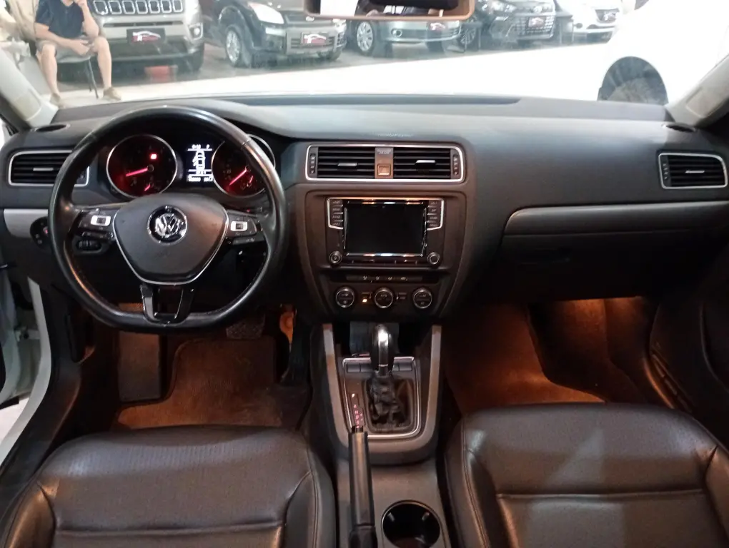 VOLKSWAGEN Jetta - Foto