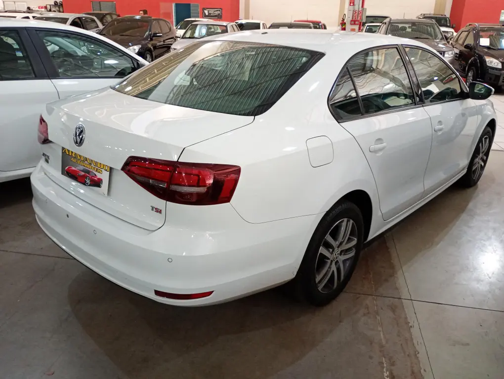 VOLKSWAGEN Jetta - Foto