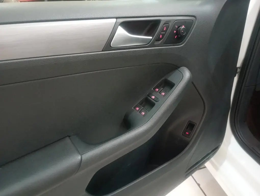 VOLKSWAGEN Jetta - Foto