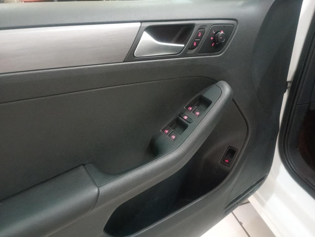 VOLKSWAGEN Jetta - Foto