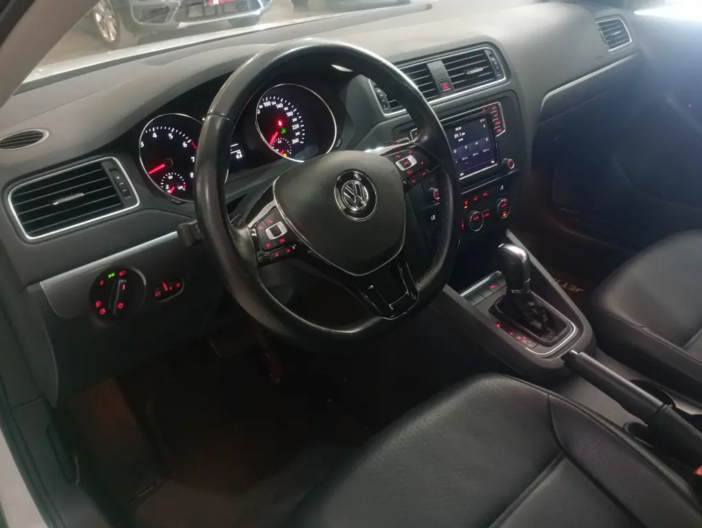 VOLKSWAGEN Jetta - Foto