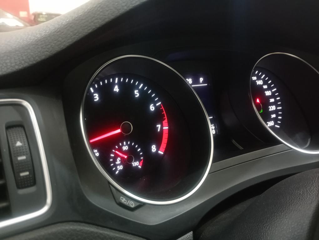 VOLKSWAGEN Jetta - Foto
