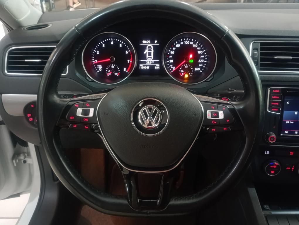 VOLKSWAGEN Jetta - Foto