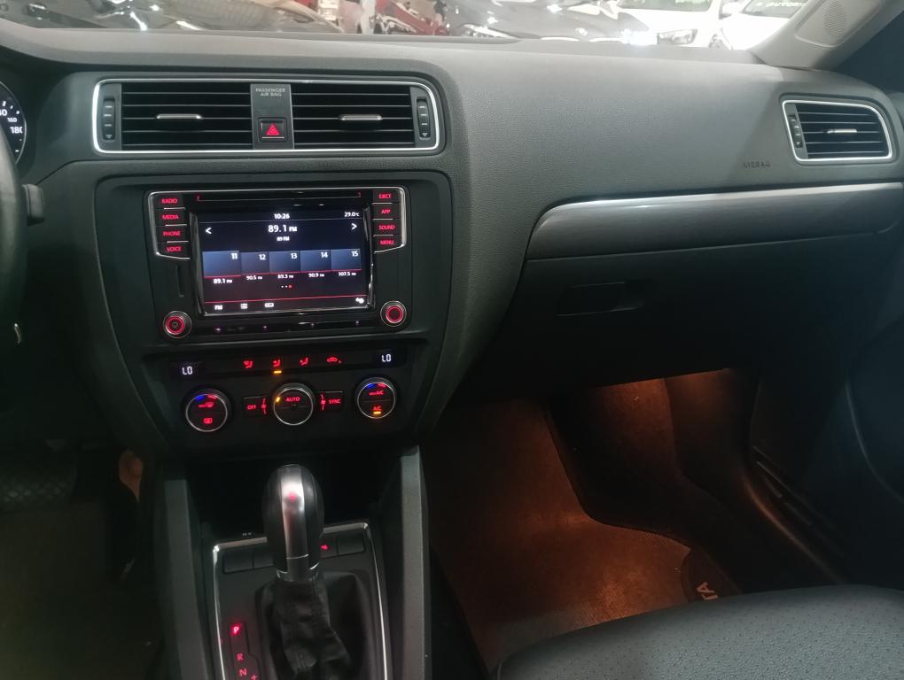 VOLKSWAGEN Jetta - Foto