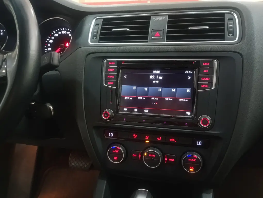 VOLKSWAGEN Jetta - Foto