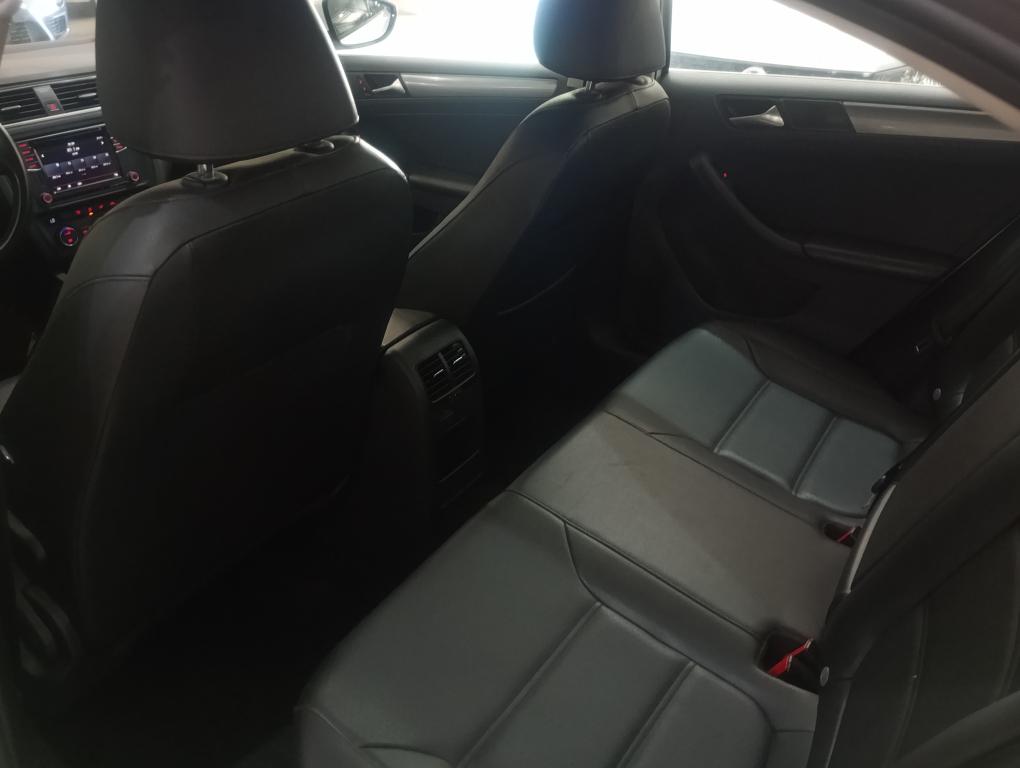 VOLKSWAGEN Jetta - Foto