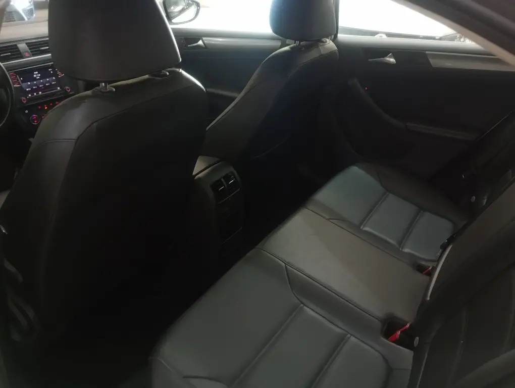 VOLKSWAGEN Jetta - Foto