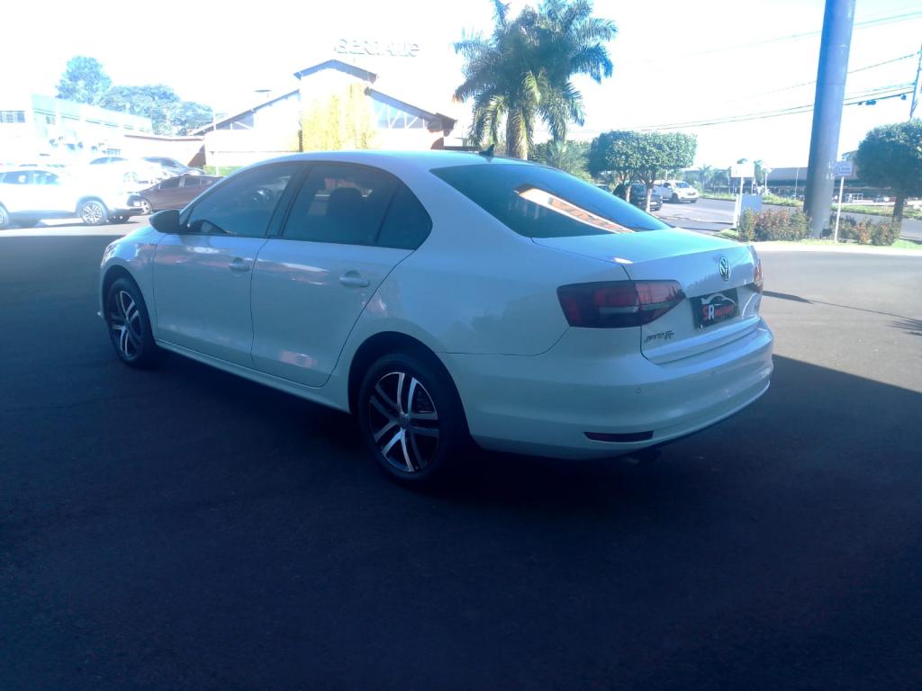 VOLKSWAGEN Jetta - Foto