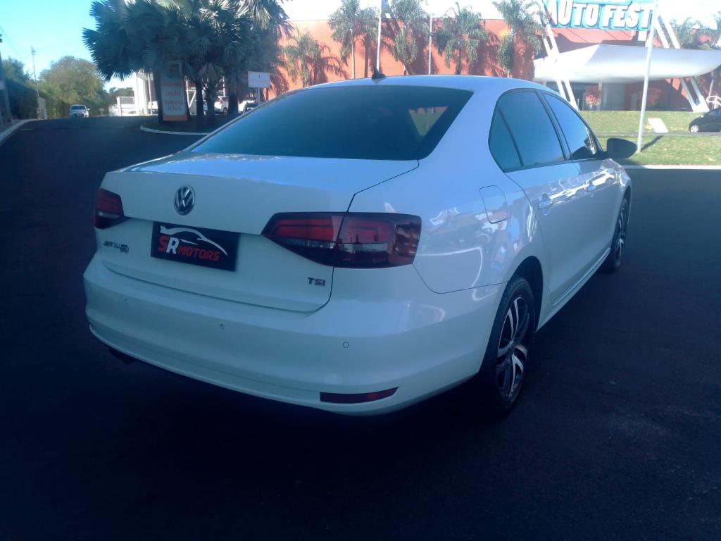 VOLKSWAGEN Jetta - Foto