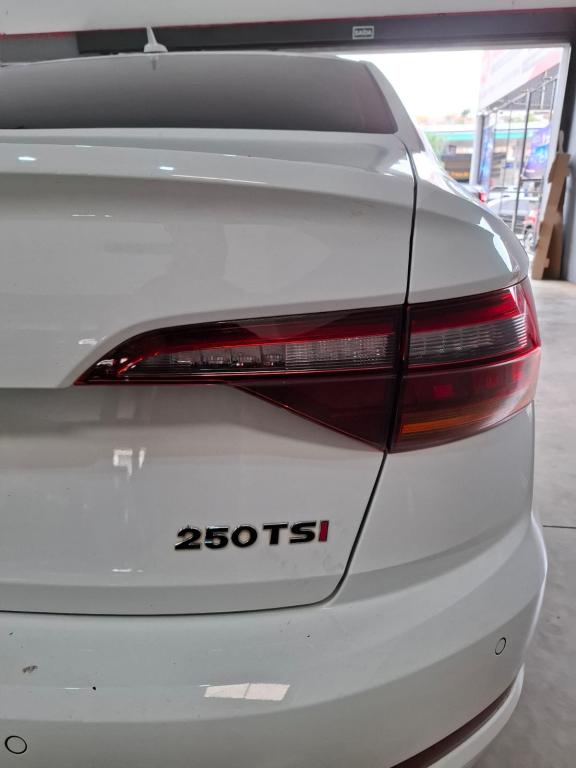 VOLKSWAGEN Jetta - Foto